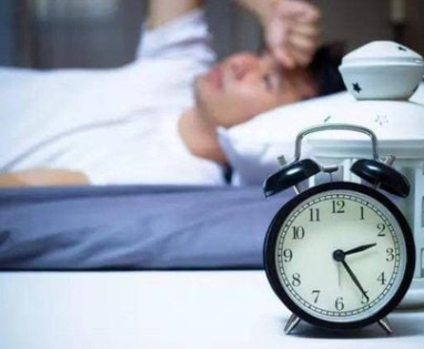 Tê bì chân tay khi ngủ, vì sao?